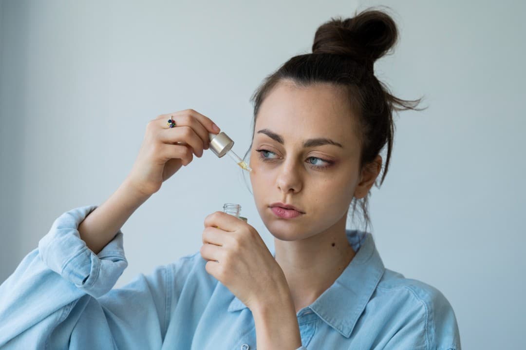 Niacinamidă în rutina de skincare pentru reglarea sebumului, uniformizarea tenului și susținerea barierei pielii
